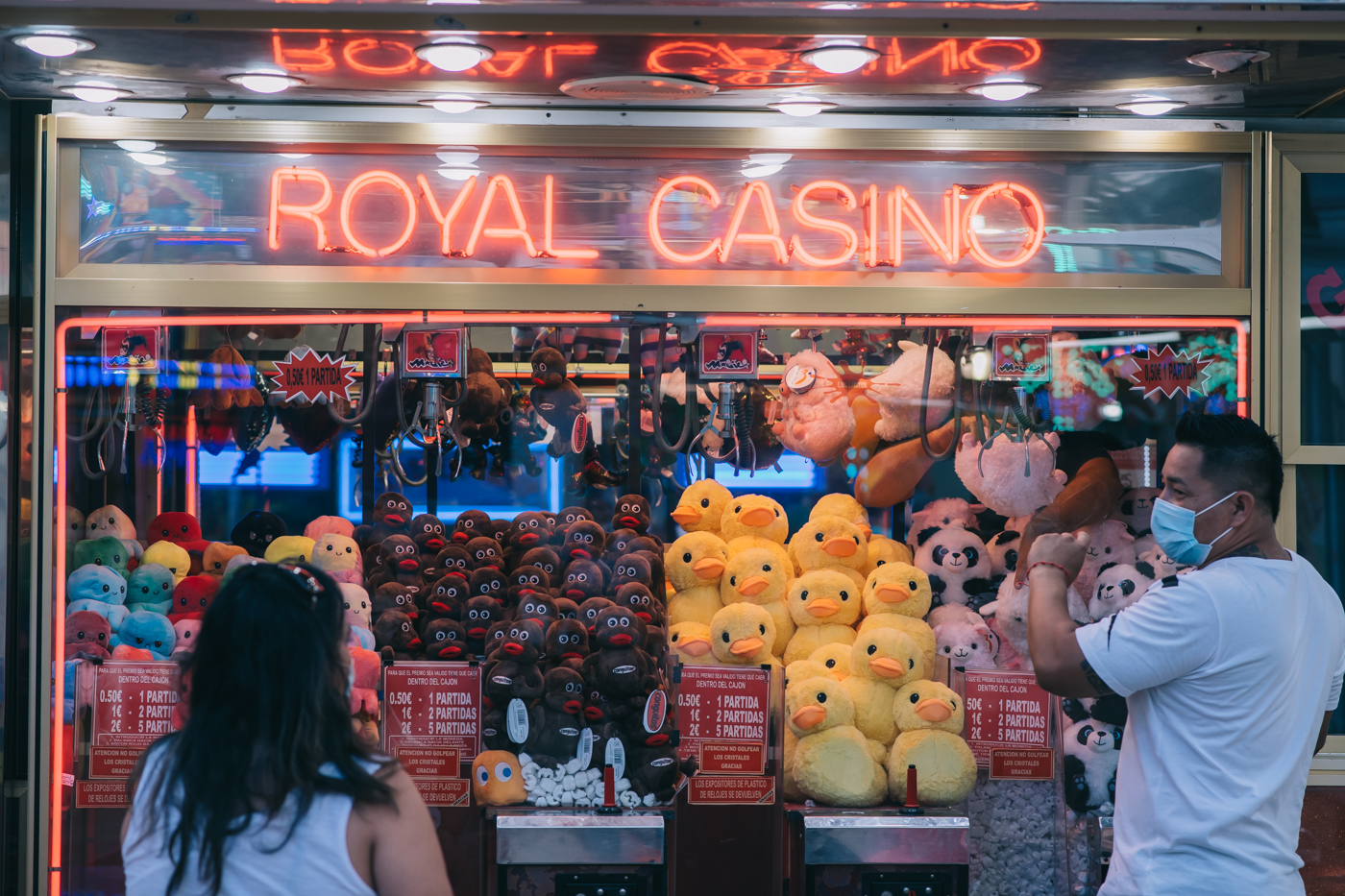 Luces de colores, algodón de azúcar, protocolo covid
