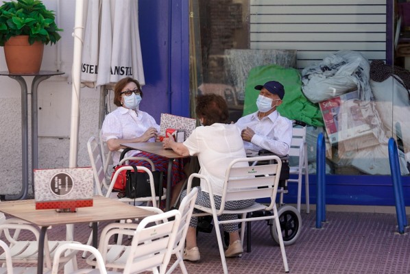 España notifica 14.336 casos y 144 muertes, mientras la incidencia baja de 400