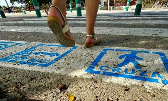 Elche instala pictogramas en pasos de peatones para personas con TEA

