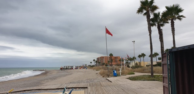 Un vertido de aguas fecales obliga a cerrar al baño las playas de Nules