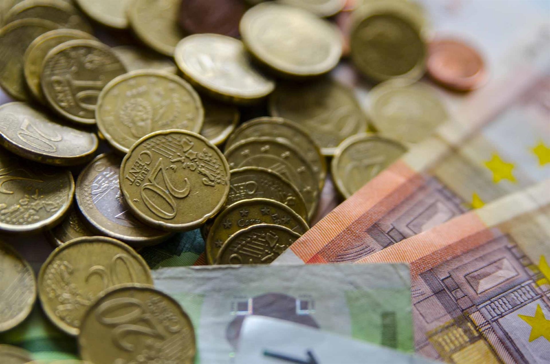 Monedas y billetes en euros. Foto: EUROPA PRESS - 