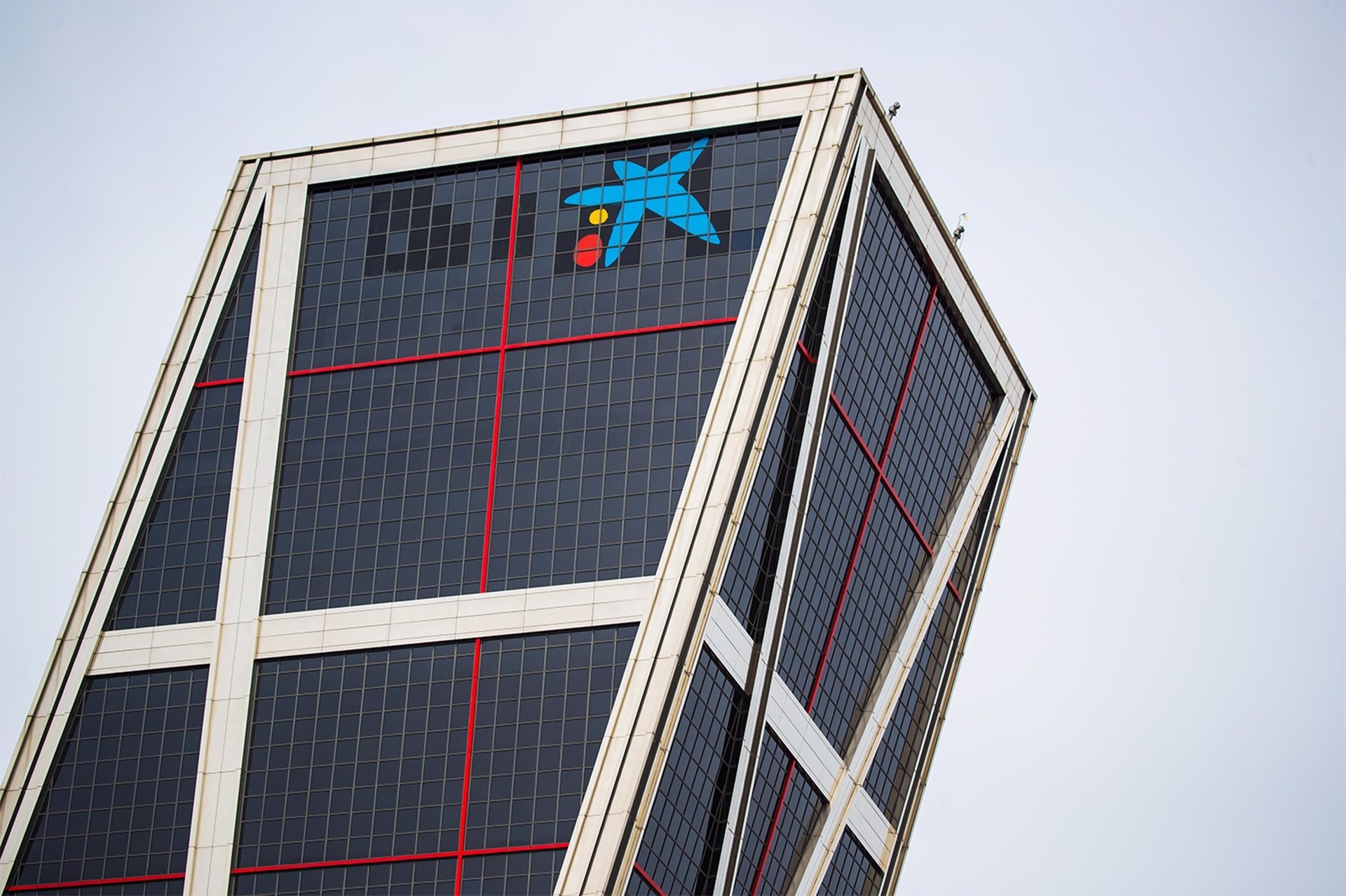 Un 15,6% de los empleados de CaixaBank que quieren adherirse al ERE tienen menos de 51 años