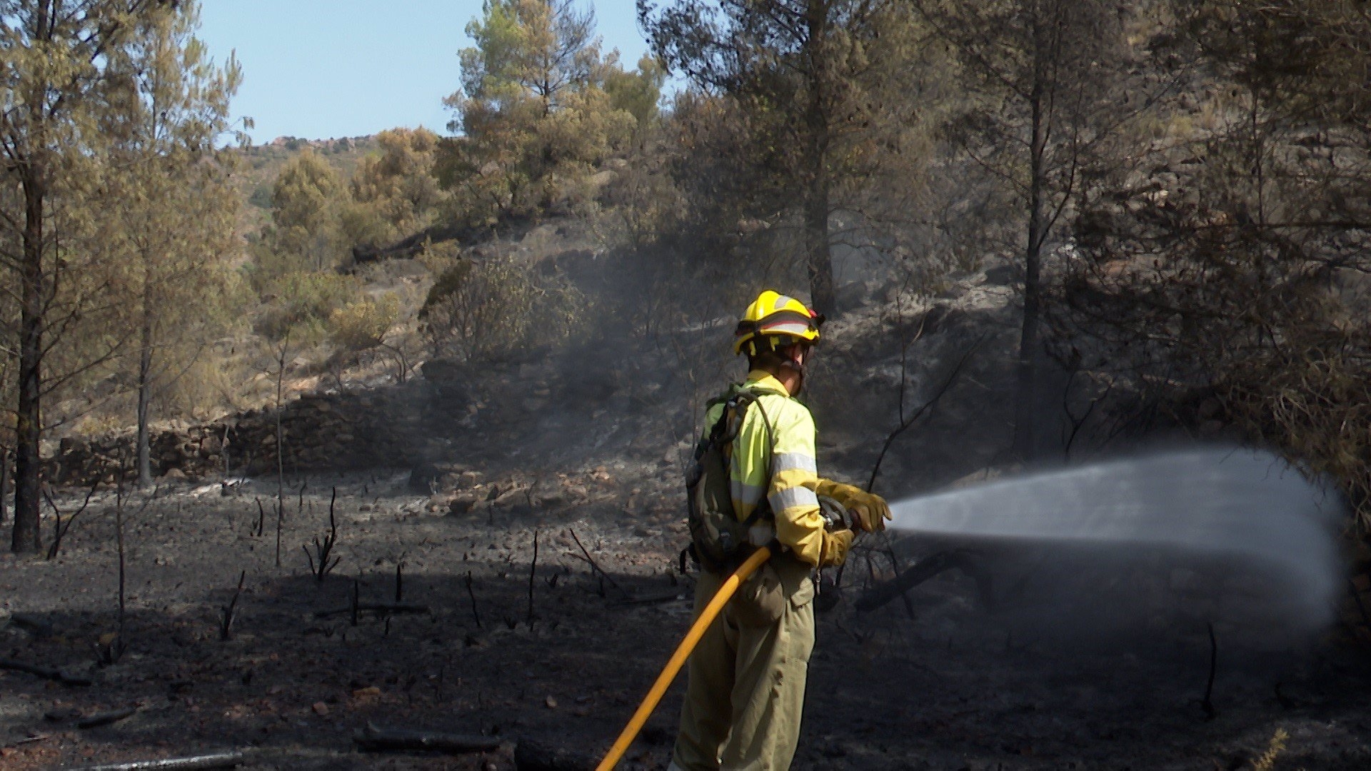 El incendio de Azuébar calcina 210 hectáreas de la Serra d'Espadà, la mitad del total