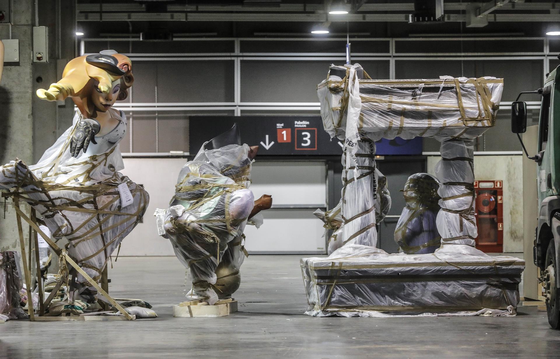 Almacenamiento de las fallas en el recinto de la Feria de Valencia el 13 de marzo de 2020. Foto: Rober Solsona (EP) - 