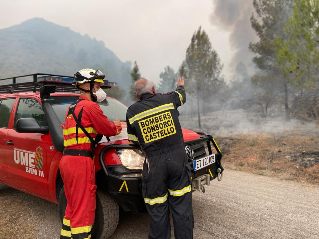 Bomberos trabajan este domingo en la extinción del incendio forestal de Azuébar (Castellón). Foto: SIAB - 