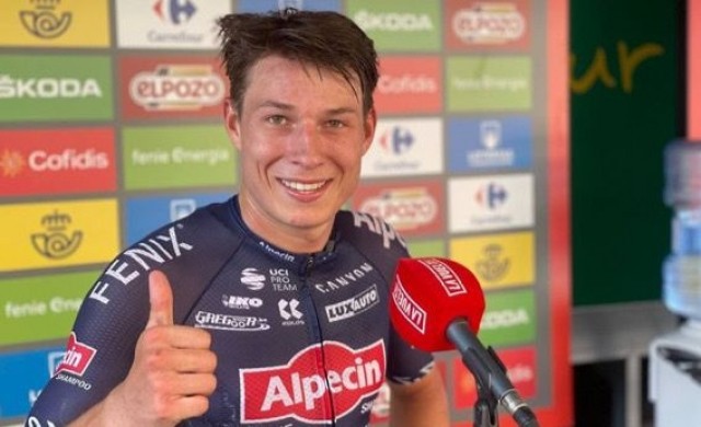 Philipsen, un obús en el primer esprint de la Vuelta, Roglic sigue líder