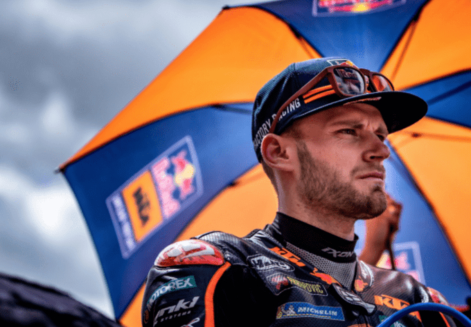 Brad Binder impone su estrategia no sin sufrimiento