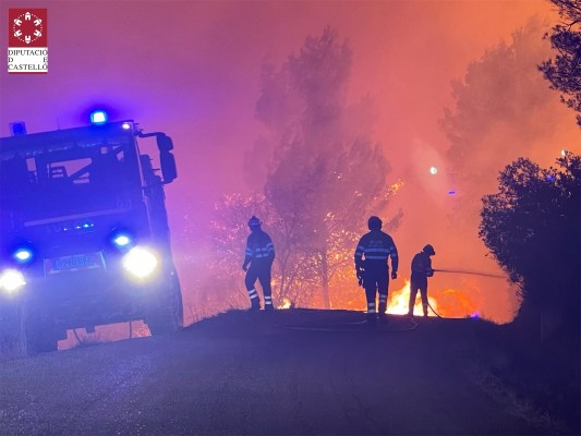 Un incendio forestal en Azuébar obliga a evacuar el municipio y a movilizar a la UME