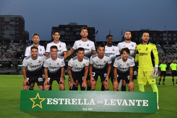 El Cartagena inicia la Liga recibiendo al Almería con cinco de los últimos fichajes en el once
