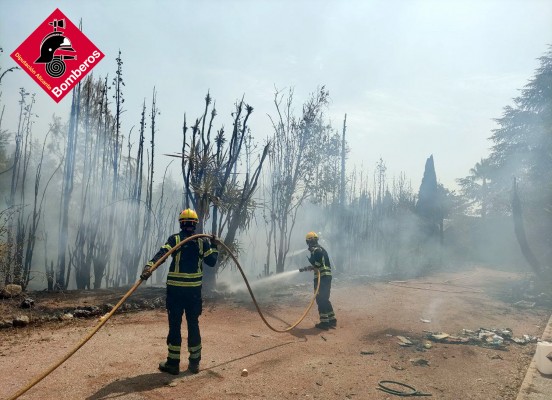 Los bomberos estabilizan un incendio forestal declarado en la carretera que une Dénia y Ondara