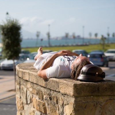 Las siestas cortas no suplen la falta de sueño