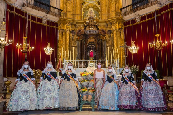 La basílica de Santa María acoge una restringida ofrenda floral a la Virgen de la Asunción