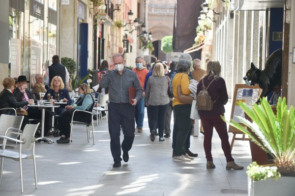 La covid frena su expansión antes de empezar el fin de semana con más movilidad del verano