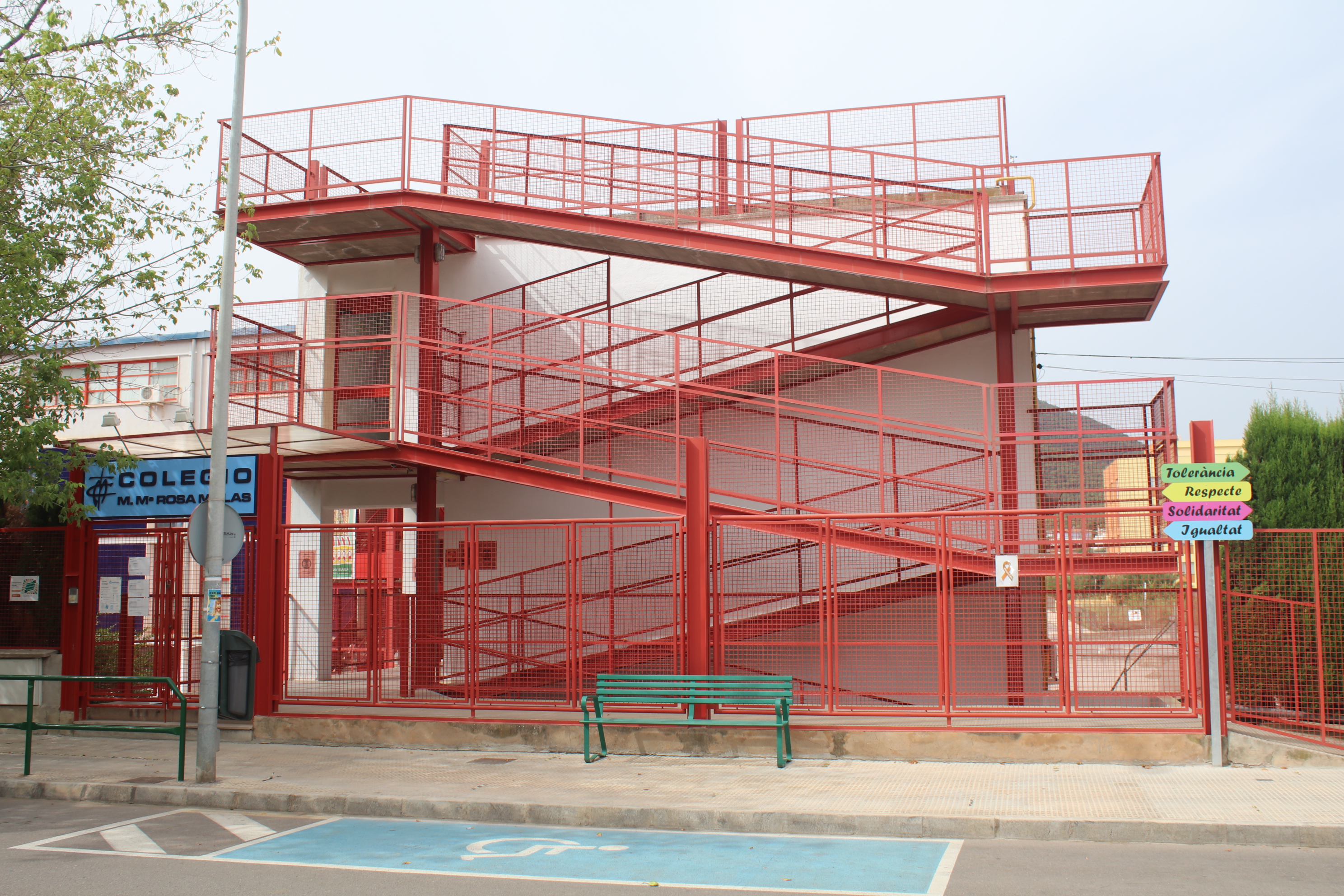Onda instala señales con mensajes de igualdad o tolerancia en las puertas de los colegios 