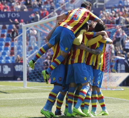 Un penalti da el triunfo al líder ante un Almería que reaccionó tarde