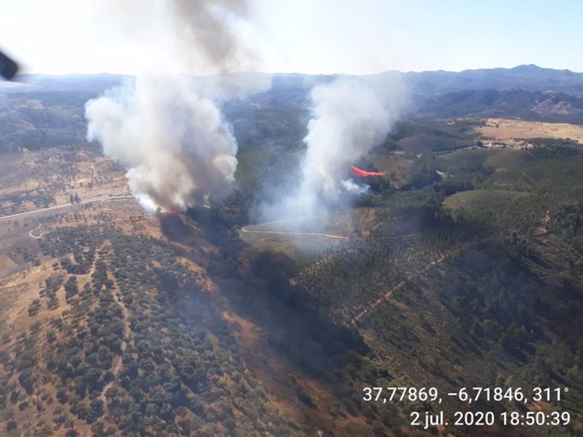 Incendio forestal en Almonaster la Real (Huelva). Foto: PLAN INFOCA - 