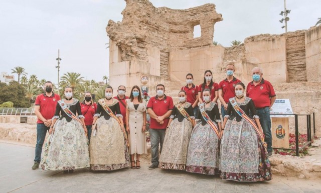 Un mosaico floral y un ninot conmemoran junto al Museo Arqueológico la “Batalla de Flores” 