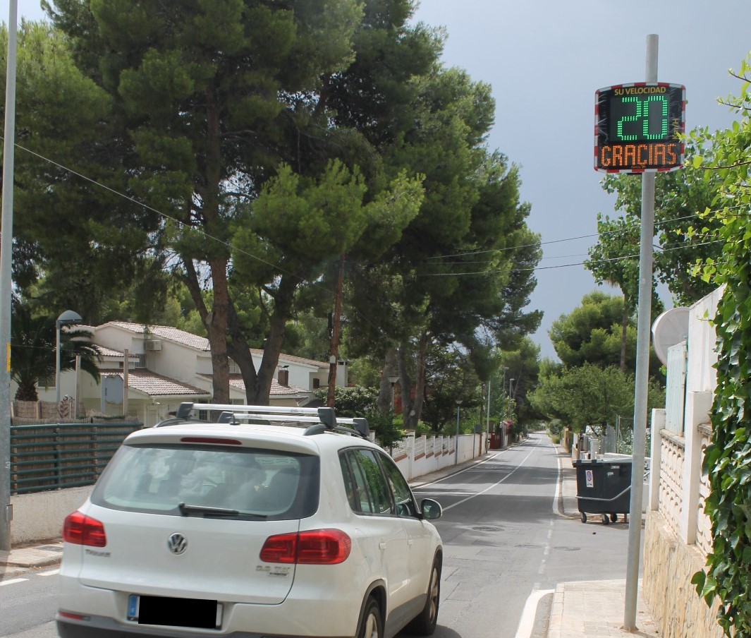 Benicàssim instala radares informativos para reforzar la seguridad vial y reforzar la movilidad 