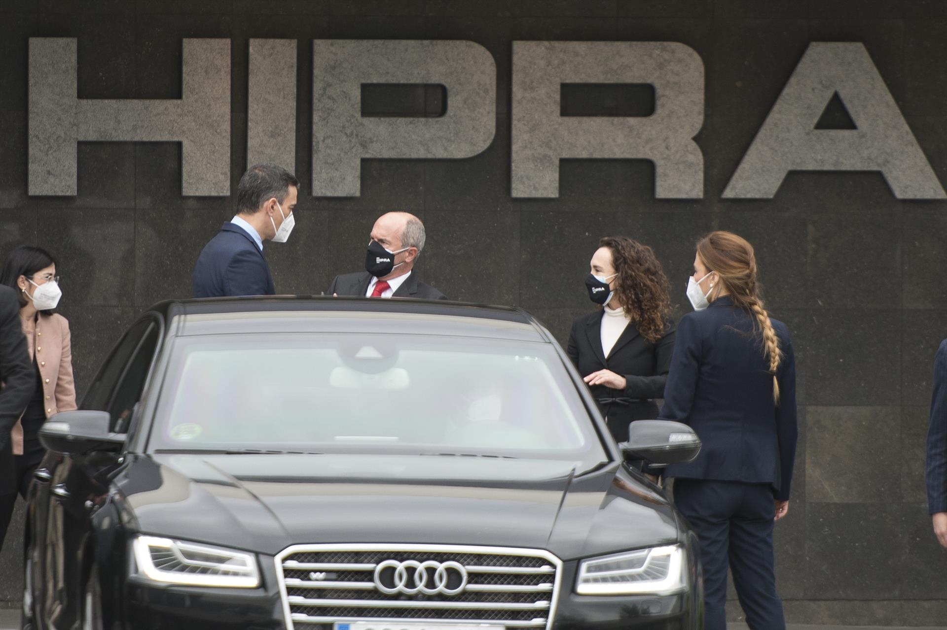 Pedro Sánchez (2i) a su llegada a las instalaciones de la farmacéutica Hipra. Foto: GLÒRIA SÁNCHEZ/EP - 