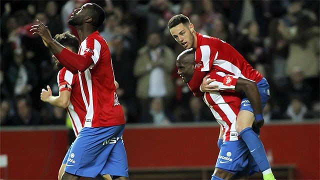 El Sporting remonta al Granada para seguir peleando por la permanencia