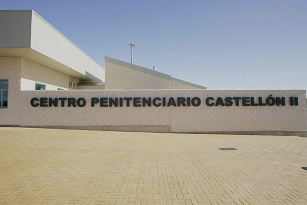 Tres funcionarios y un interno resultan heridos por un incendio provocado por otro recluso