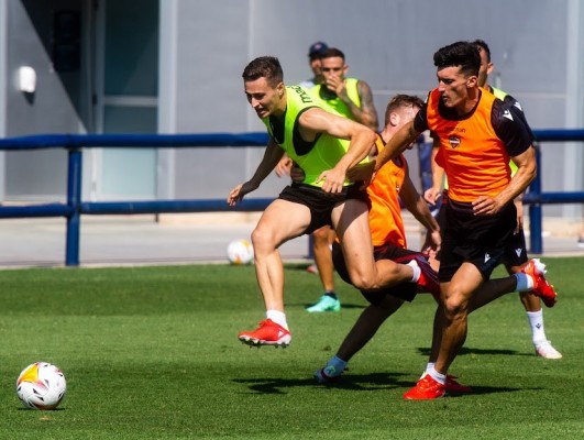 El Levante y Pepelu estudian fórmulas que no desvinculen totalmente al jugador