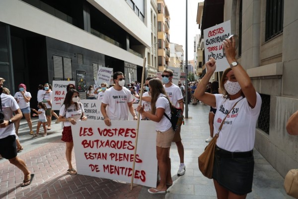 Los vecinos de Torre la Sal llevan su protesta a Castelló y esperan una solución política al derribo