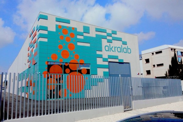 Akralab surte de equipos y suministros para los laboratorios a la Universidad de Murcia