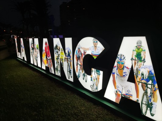 La Manga ya 'siente' La Vuelta: estrena cartel de bienvenida con motivo de la ronda ciclista