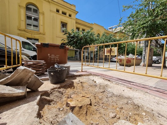 Elda continúa la reparación de alcorques en la calle Padre Manjón 