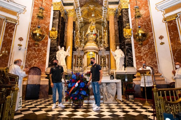El Levante realiza la tradicional ofrenda floral a la Virgen de los Desamparados