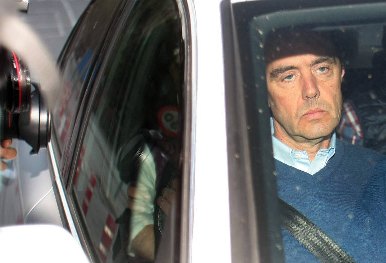 Miguel López en el coche con su abogado, a la salida de la prisión. Foto: EFE - 