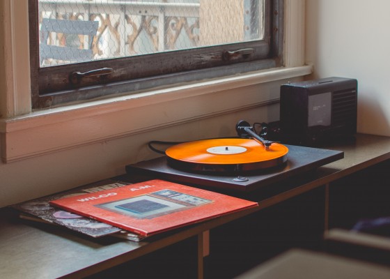 Si eres joven y compras vinilos no te sientas 'bicho raro': el formato celebra su futuro 
