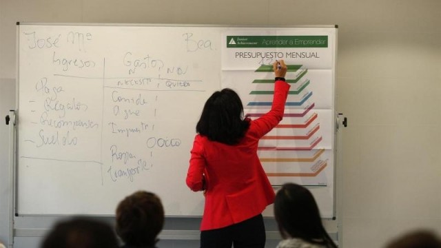 El profesorado de la concertada reclama la bajada de horas lectivas para equipararse a la pública