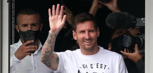 Messi aterriza en París para firmar por el PSG