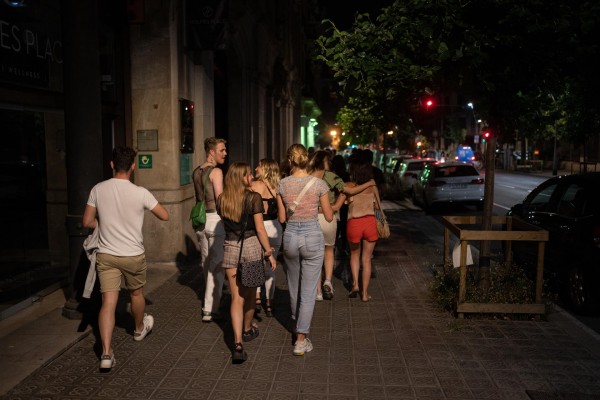 El Ministerio de Sanidad notifica 15.680 casos y la incidencia baja hasta los 528 casos
