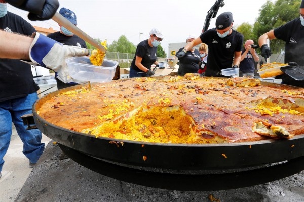 Elche muestran su cara más solidaria con el reparto de 1.200 raciones de arroz con costra a personas vulnerables