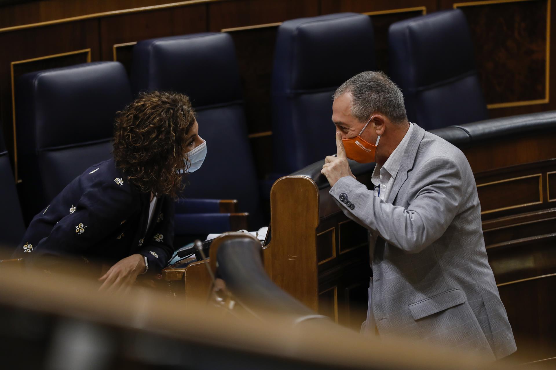 La ministra de Hacienda, María Jesús Montero, y el diputado de Compromís Joan Baldoví. Foto: POOL/Bernardo Díaz - 