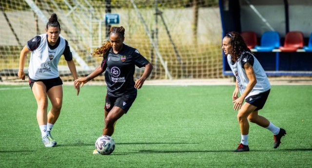 El Levante traspasa a Francisca Ordega al CSK de Moscú
