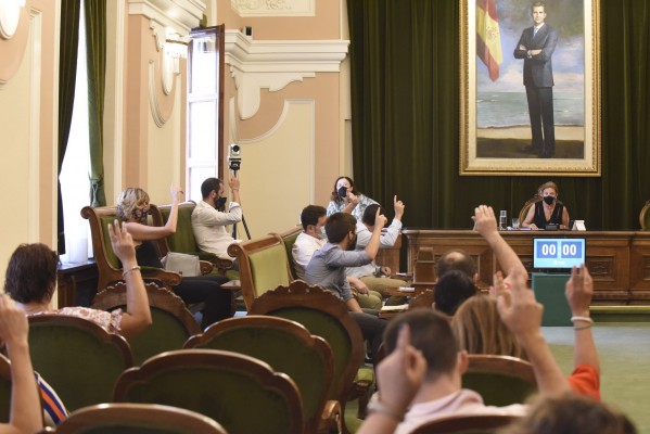 El Fadrell aprueba el pago de las facturas en el cajón y la oposición le reprocha su 
