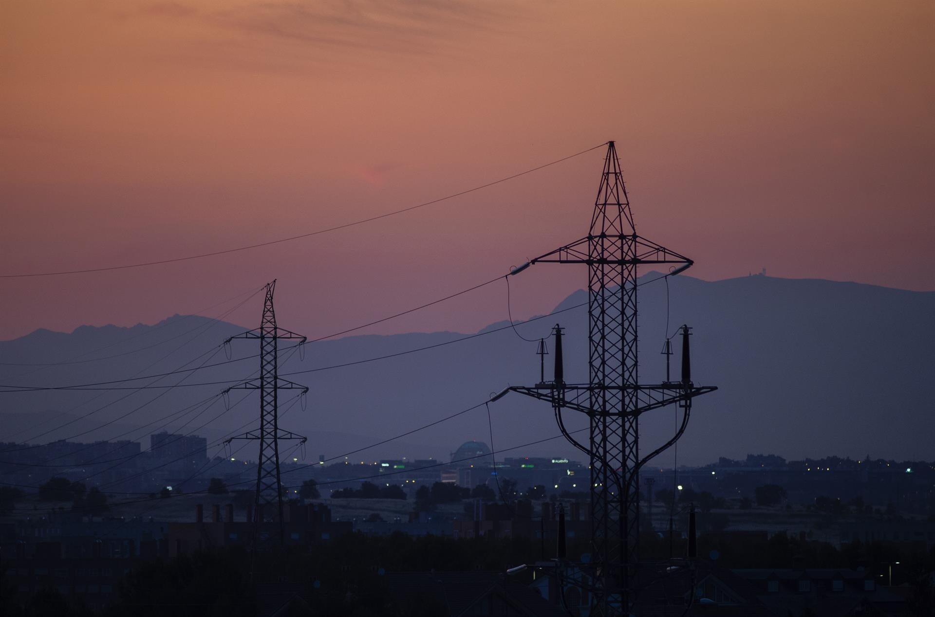 El precio de la luz se dispara este martes a un nuevo máximo histórico, de 111,88 euros/MWh