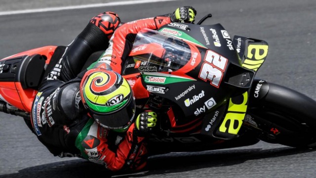 La Aprilia de Lorenzo Savadori se incendia en medio de la pista
