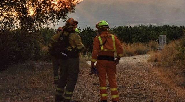 Los bomberos dan por controlado el incendio de Rafelguaraf y los desalojados vuelven a sus casas
