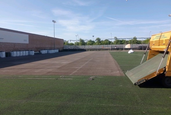 El Ayuntamiento renueva el césped artificial de cinco polideportivos