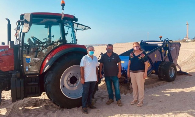 Borriana adquiere una nueva máquina despedregadora para adecuar las playas