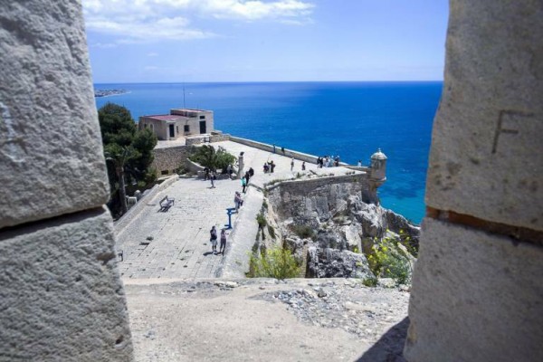 Alicante mejora la eficiencia energética del Castillo de Santa Bárbara, barrios y polígonos con tecnología LED