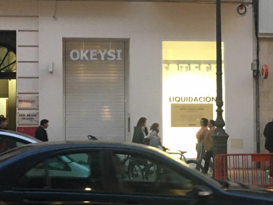 Okeysi baja la persiana en la calle Colón de Valencia
