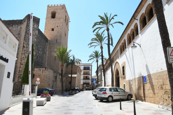 Xàbia cierra al tráfico el entorno del Mercat para dar más espacio a las terrazas de la hostelería

