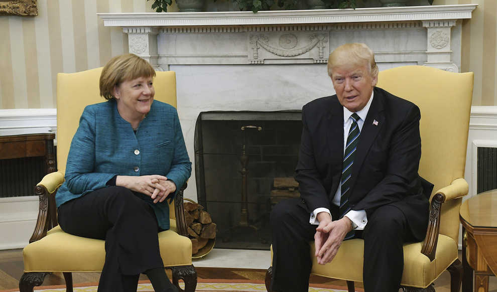 Angela Merkel y Donald Trump, en el despacho oval de la Casa Blanca. Foto: EFE. - 