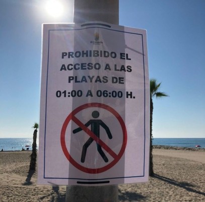 El Campello interpone veinte sanciones en una noche por celebrar botellones en sus playas